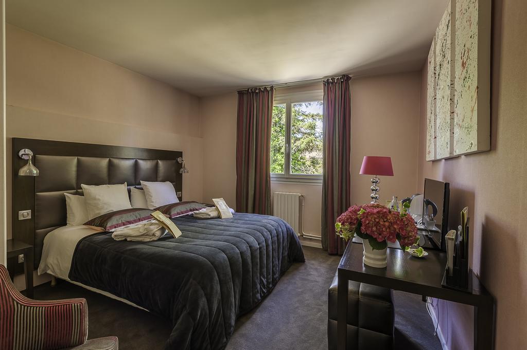 Logis Hotel - Restaurant Le Relais De Comodoliac Saint-Junien Exteriör bild