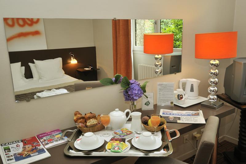 Logis Hotel - Restaurant Le Relais De Comodoliac Saint-Junien Exteriör bild